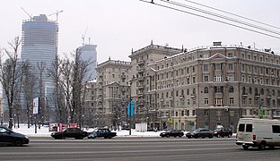 Kutuzovsky 26, casa di Leonid Brezhnev e Mikhail Suslov, con alle spalle l'International Business Center