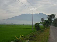 Bukid Isarog na makikita sa Kinalansan Vintage