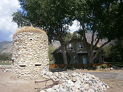 Moyle House және Indian Tower Alpine Utah.jpeg