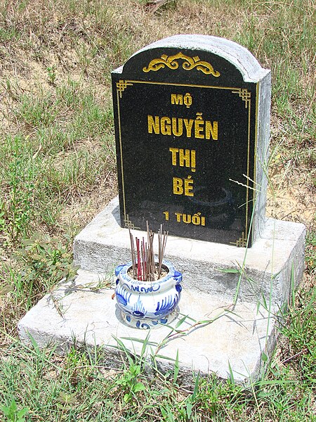 Tập_tin:My_Lai_Memorial_Site_-_Vietnam_-_Baby_Grave.JPG