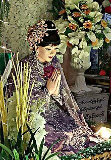 Mya Nan Nwe Statue 2.jpg