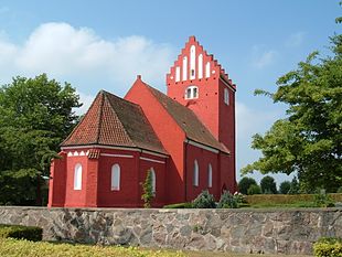 La chiesa di Nørre Alslev, tipica chiesa rossa del nord dell'isola.