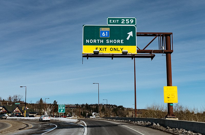 File:North Shore Road Sign - Highway 61 - Duluth, Minnesota (40158730144).jpg