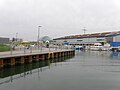 Blick zurück vin der Einfahrt auf die Marina, im Hintergrund die Musicalbühne Metronom Theater