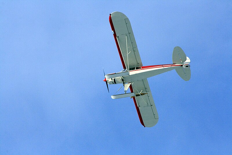 File:Old propeller plane midair (Unsplash).jpg