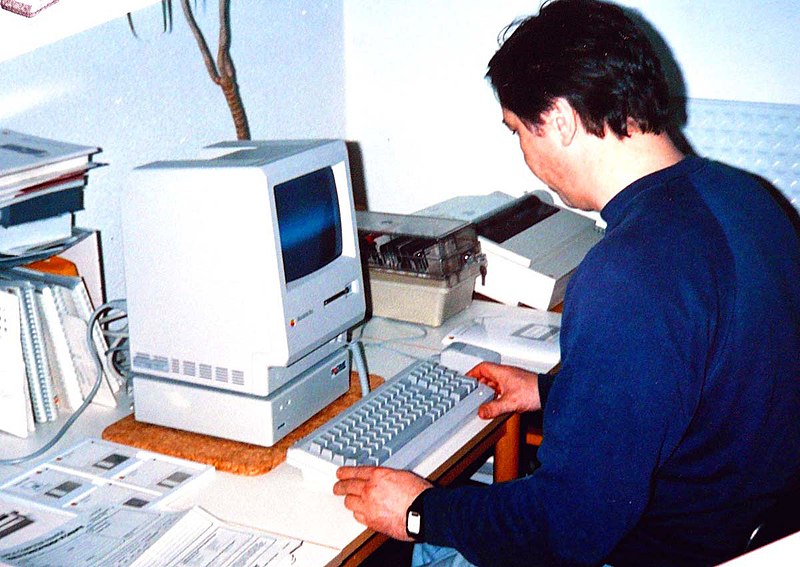 File:Ordinateur Apple Macintosh 1984.jpg