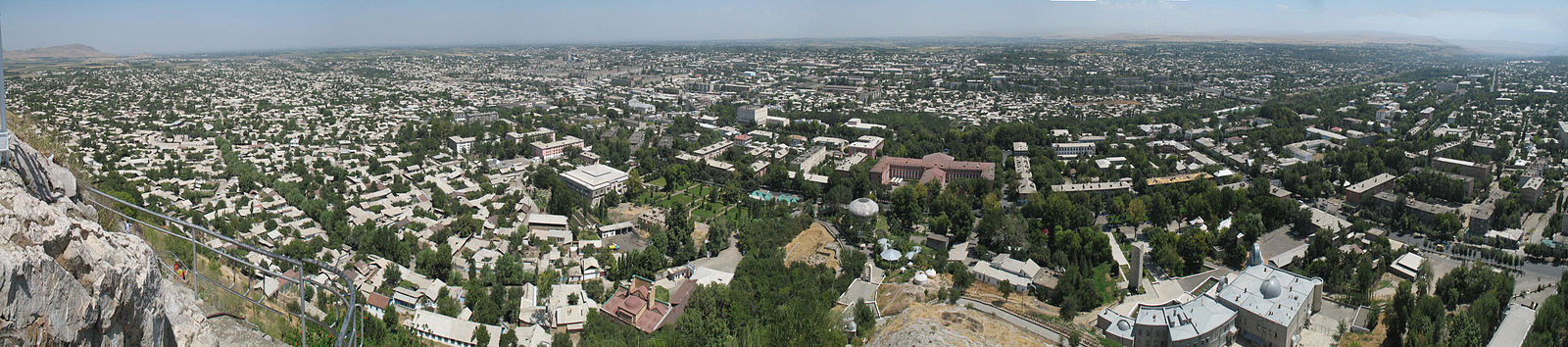 Osh, vista dende a montaña Suleymanka o 7 de agosto de 2006.
