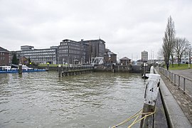 Écluses (nord) et rive-ouest, bateaux de la police portuaire.