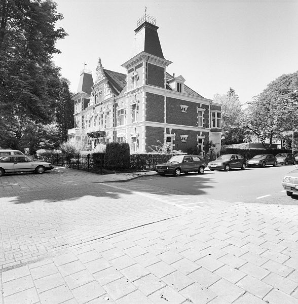 File:Overzicht voorgevel met hoektorens en rechter zijgevel villa - Maastricht - 20355477 - RCE.jpg