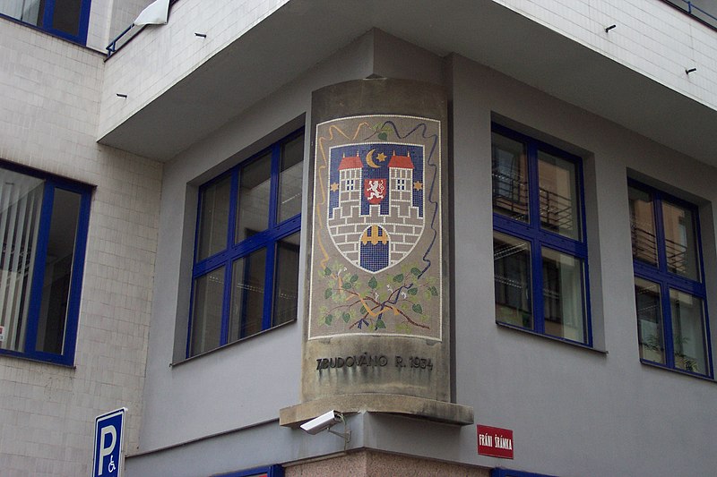 File:Písek, centrum, vyobrazení znaku města na budově banky.JPG