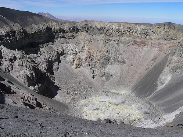 The crater of El Misti (2005).