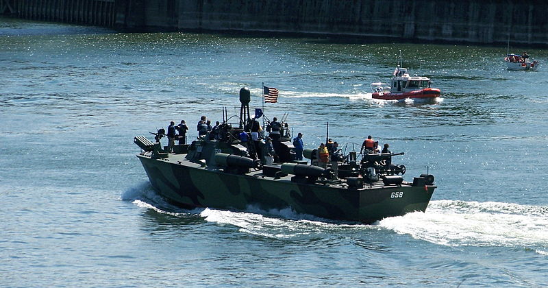 File:PT-658 and USCG response boat.JPG