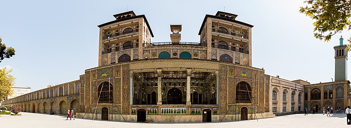 Kompletní pohled na Shams-ol-Emareh v paláci Golestan