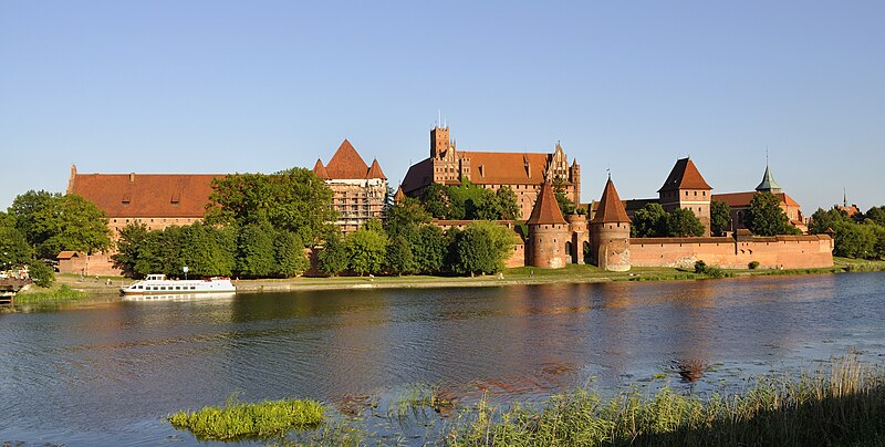 File:Panorama of Malbork Castle, part 2.jpg