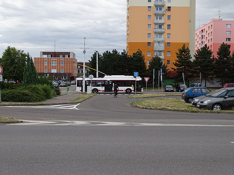 File:Pardubice, Jana Zajíce, trolejbus u zastávky Dubina, centrum.jpg