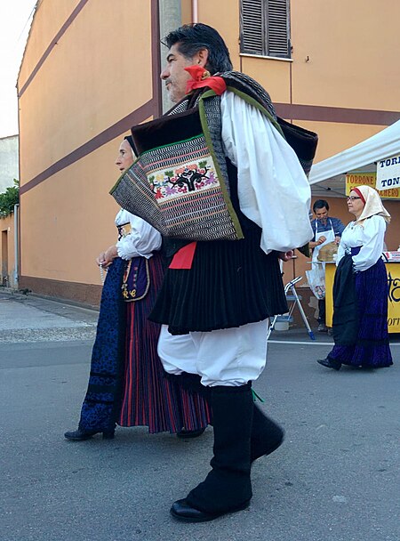 Fail:Passaggio del gruppo folkloristico pabillonese, durante la sfilata dei carri in onore di San Giovanni Battista.jpg