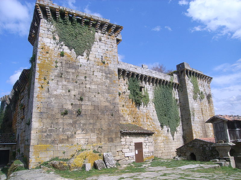File:Patio del castillo de Pambre.JPG