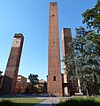 Pavia - Piazza Leonardo da Vincideki ortacaglaradan kalma kuleler