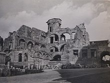 The ruins of the Pellerhaus in 1945 PellerhausNurnbergL1120833 (2).jpg