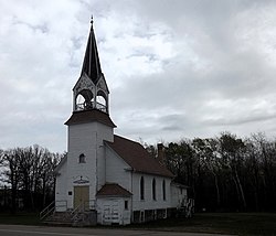 Weiße Rahmenkirche mit Glockenturm und Kirchturm