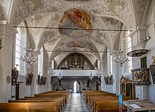 Blick durch Kirchenraum zur Empore mit der Orgel