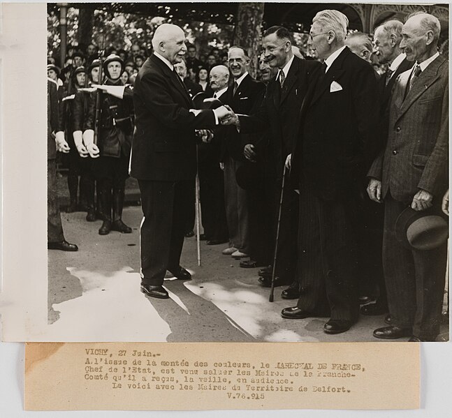File:Photographie de propagande le maréchal Pétain reçoit la délégation des maires du Territoire de Belfort, PH23712.jpg