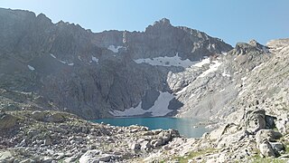 Vue du lac Tourrat avec, à droite, l'arête du Bugarret.