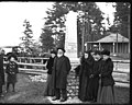 Thumbnail for File:Pioneer group at Alki monument, November 18, 1905 (MOHAI 5983).jpg