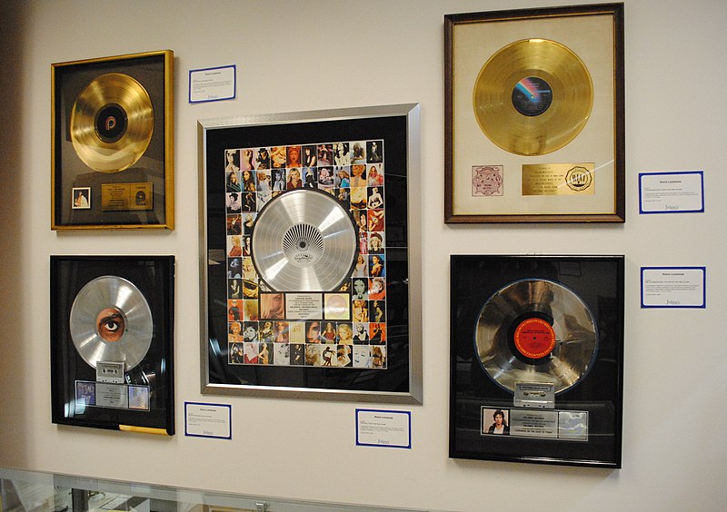 File:Platinum records, Prince, Bruce Springsteen, Juliens Auctions Preview 2011-03-08.jpg