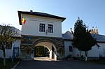 Poarta de la intrarea în Mănăstirea Dintr-un Lemn.JPG