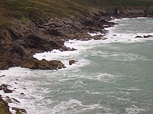 des rochers qui s'avancent dans la mer.