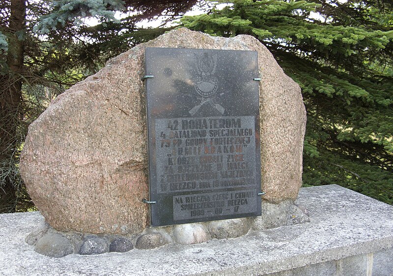 File:Pomnik ku czci poległych w Bełżcu żołnierzy WP 19 września 1939 w obronie Polski przed Niemcami w 2 wojnie światowej.jpg