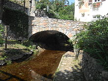 Antico ponte di sasso sul torrente Valmolina