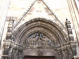 Caramanico Terme, chiesa di Santa Maria Maggiore: portale del XV secolo.