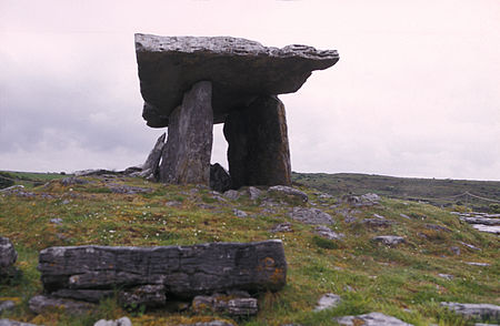 Polski: Dolmen (prehistoryczna budowla megalityczna o charakterze grobowca) Poulnabrone, Burren English: Poulnabrone dolmen, Burren