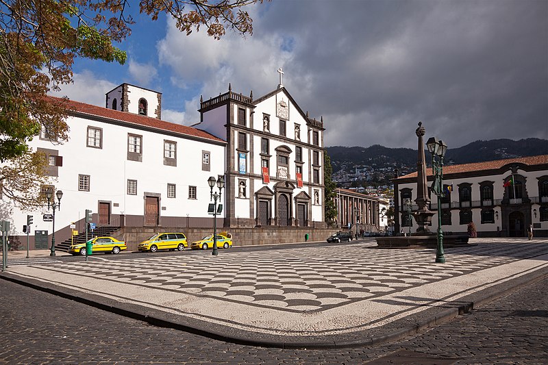 File:Praca do Municipio Funchal Madeira.jpg