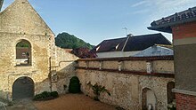 Eski duvar kalıntılarıyla Saint-Thomas manastırının avlusu