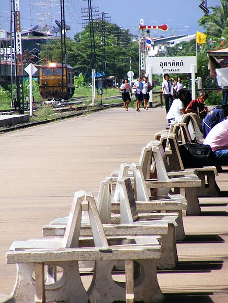 ไฟล์:Railroad_Uttaradit_station.jpg