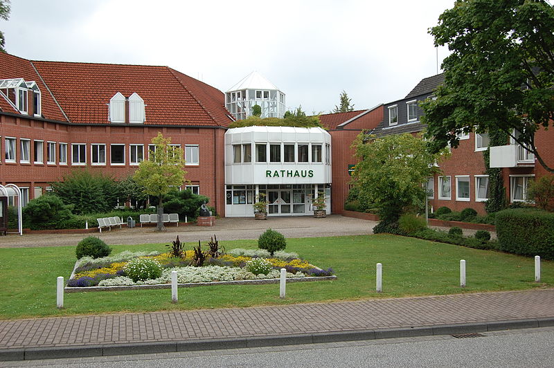 File:Rathaus Hittfeld.jpg