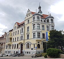 Zgorzelecer Rathaus mit der städtischen, der polnischen und der europäischen Flagge (v. l.)