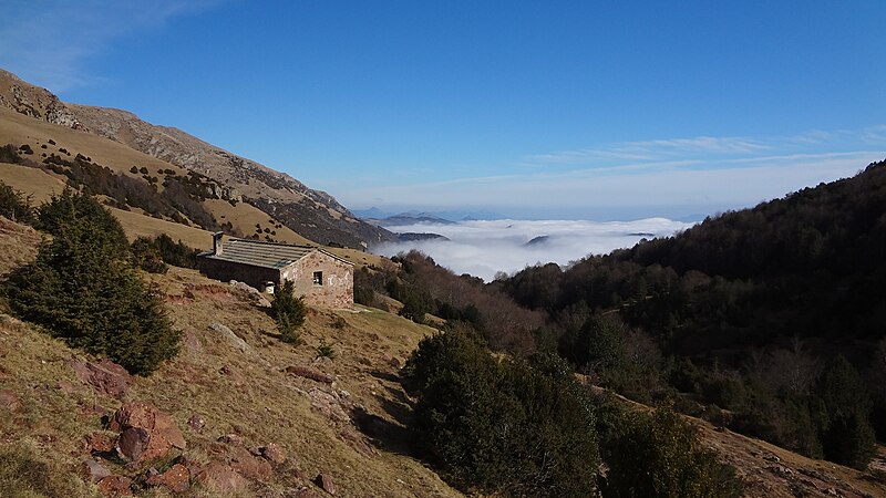 File:Refugi forestal de Sant Jordi 1604m.JPG