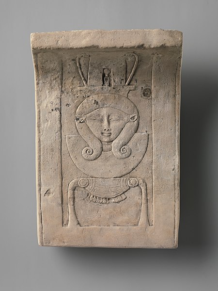 File:Relief plaque of Hathor emblem, curved as if from a temple frieze MET DP243421.jpg