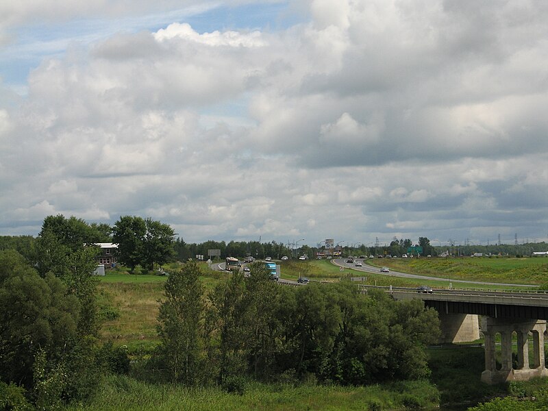 File:Restaurant Le Madrid - autoroute et rivière.jpg