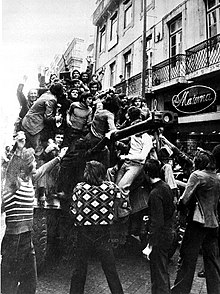 קהל חוגג על גבי טנק Panhard EBR בליסבון במהלך המהפכה