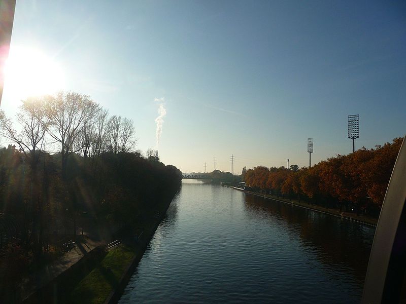File:Rhein Herne Kanal am Kaisergarten Oberhausen.jpg