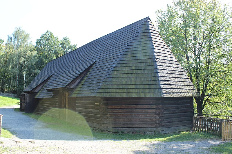 File:Rožnov pod Radhoštěm, Valašské muzeum v přírodě, Valašská dědina, Polygonální stodola z Hodslavic.jpg