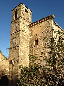 Facciata della Chiesa di Santa Maria Assunta (Rocchetta Alta). L'orologio della torre campanaria segue l'antico sistema orario a 6 ore