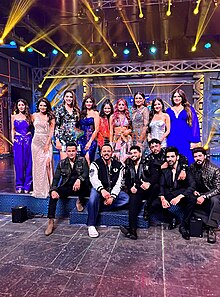 Shetty snapped with the contestants during Grand Finale Rohit-Shetty-snapped-with-the-contestants-of-Khatron-Ke-Khiladi-13.jpg