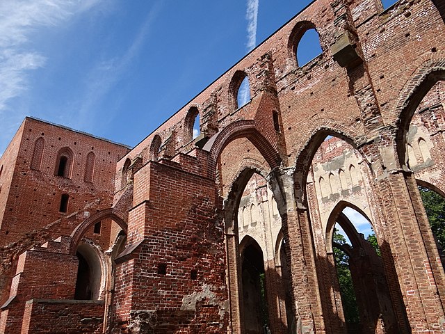 File:Ruins_of_Tartu_Dome_Cathedral_-_Toomemagi_(Cathedral_Hill)_-_Tartu_-_Estonia_(35961979372).jpg