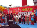 第22屆新光登高大賽邀請王建民（左四）鳴槍。